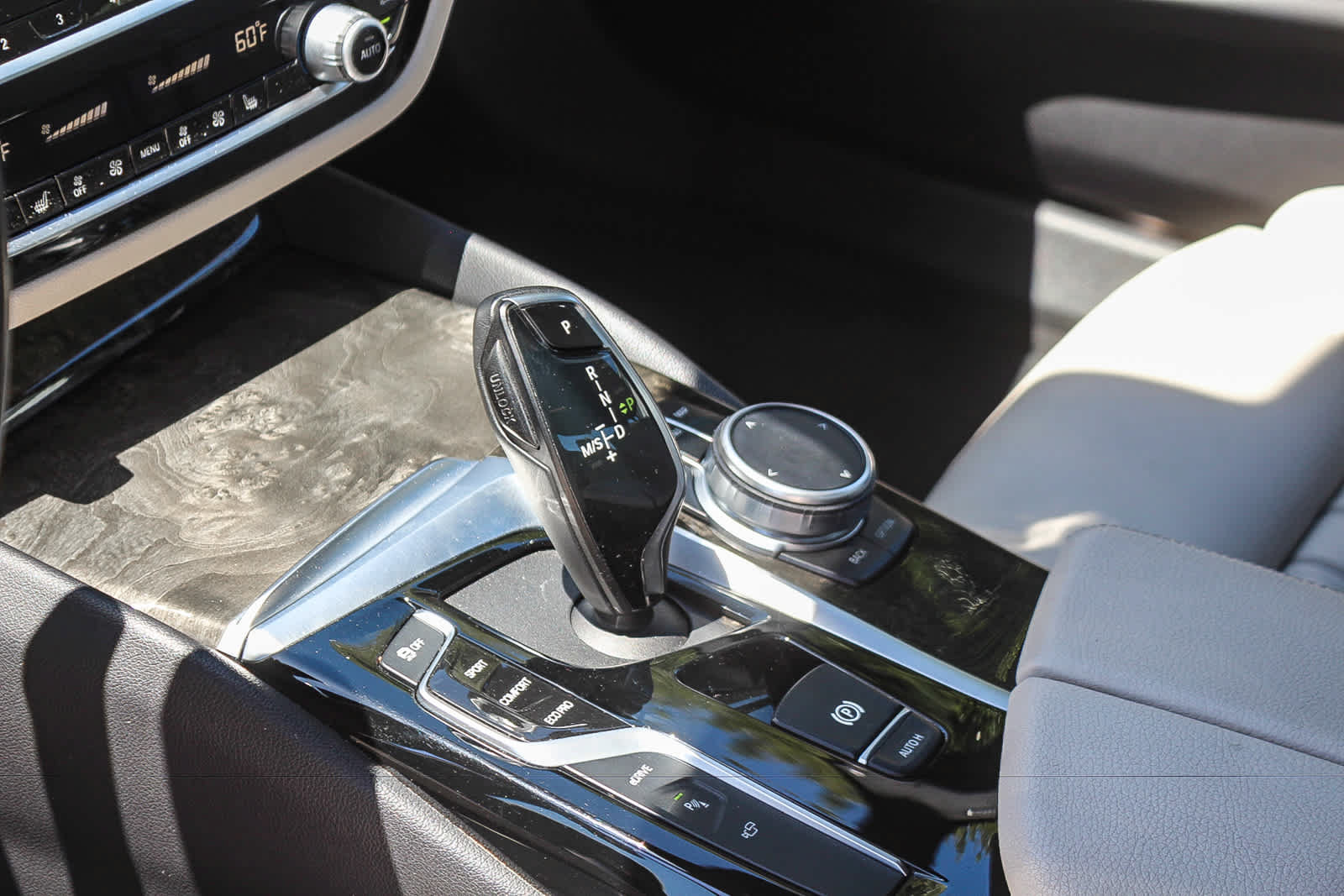 Used 2020 BMW 530e xDrive AWD/4WD image 18