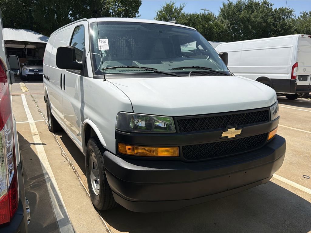 Used 2021 Chevrolet Express 3500 w/ Driver Convenience Package RWD image 2