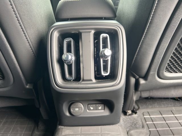 Certified 2025 Volvo XC40 B5 Ultra AWD/4WD image 21