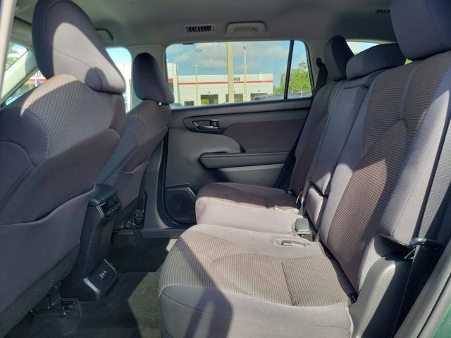 Used 2023 Toyota Highlander LE AWD/4WD image 8