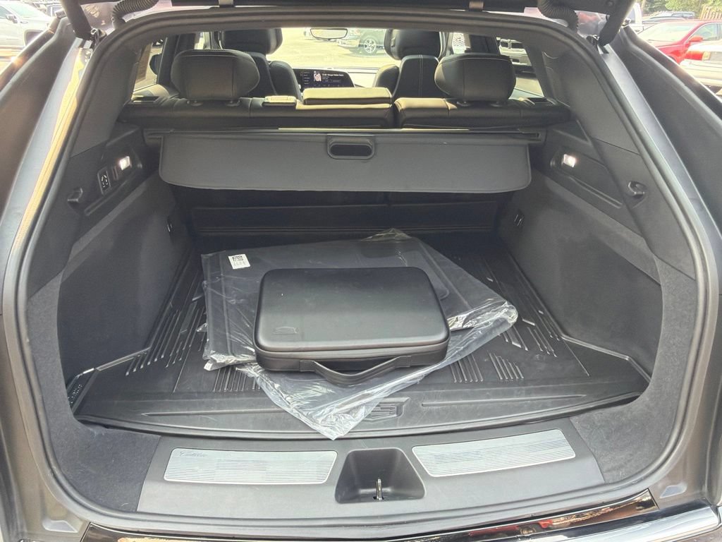 Used 2025 Cadillac Lyriq Luxury w/ LPO, Floor Liner Package AWD/4WD image 33