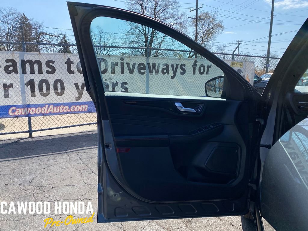 Used 2025 Ford Escape ST-Line Select AWD/4WD image 12