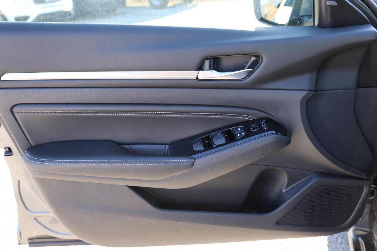 Used 2022 Nissan Altima 2.5 SV w/ SV Premium Package AWD/4WD image 12