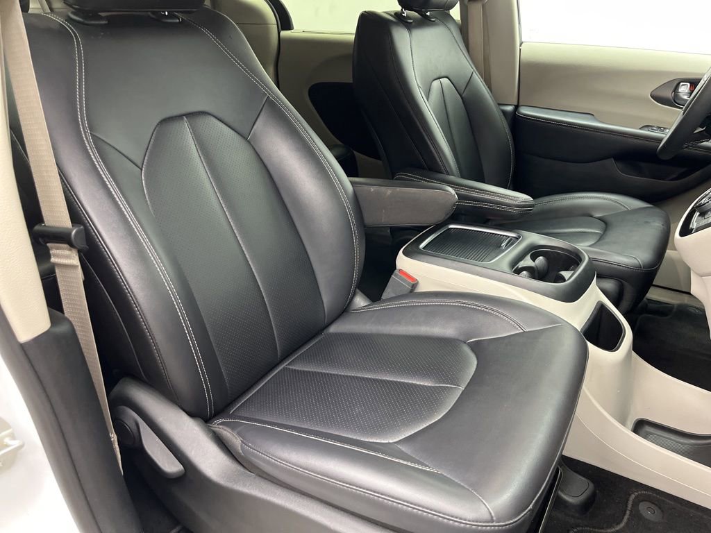Used 2024 Chrysler Pacifica Touring-L FWD image 24