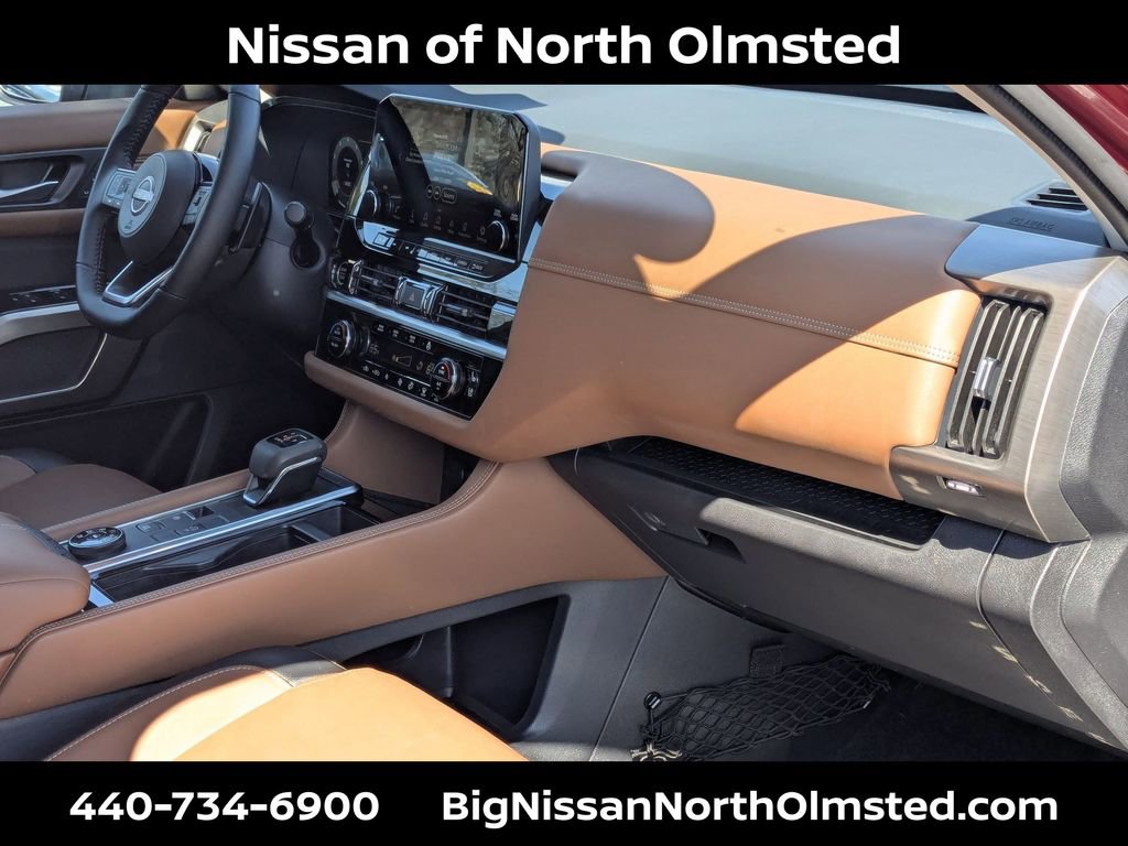 Certified 2024 Nissan Pathfinder Platinum w/ Black Appearance Package image 29