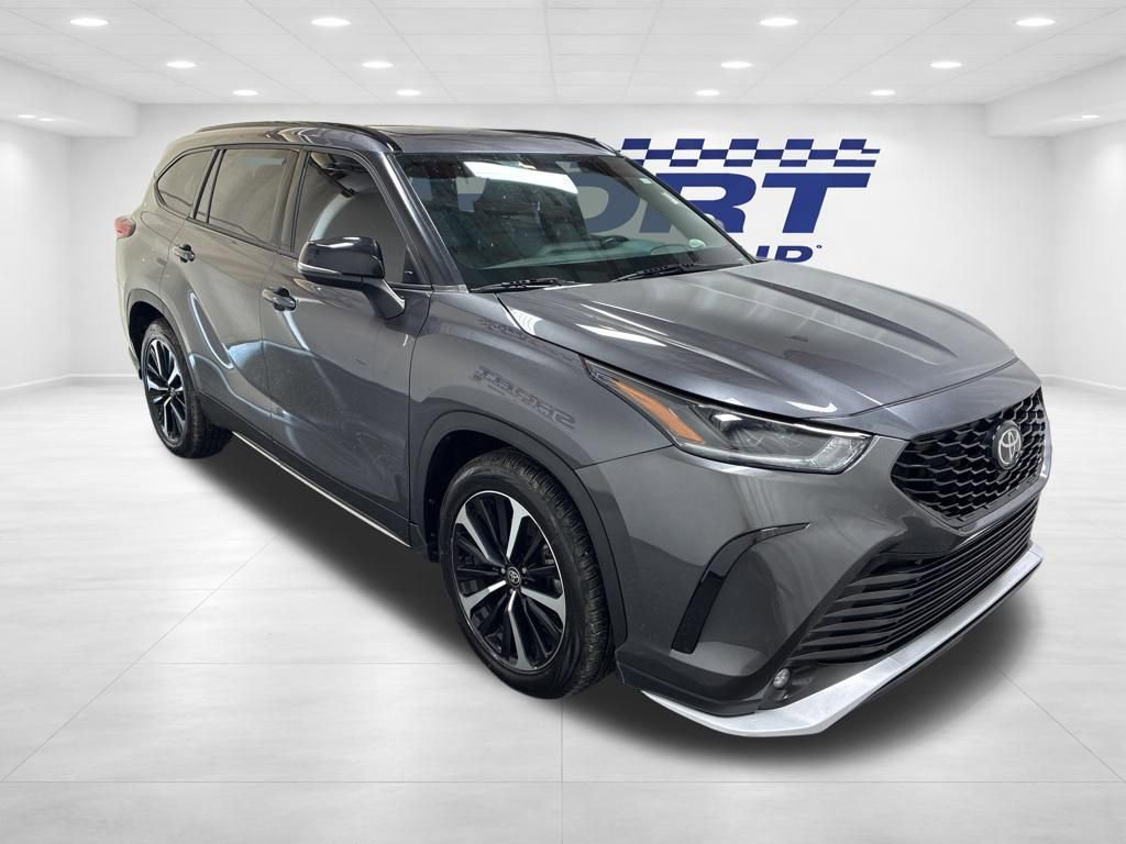 Used 2022 Toyota Highlander XSE AWD/4WD image 3