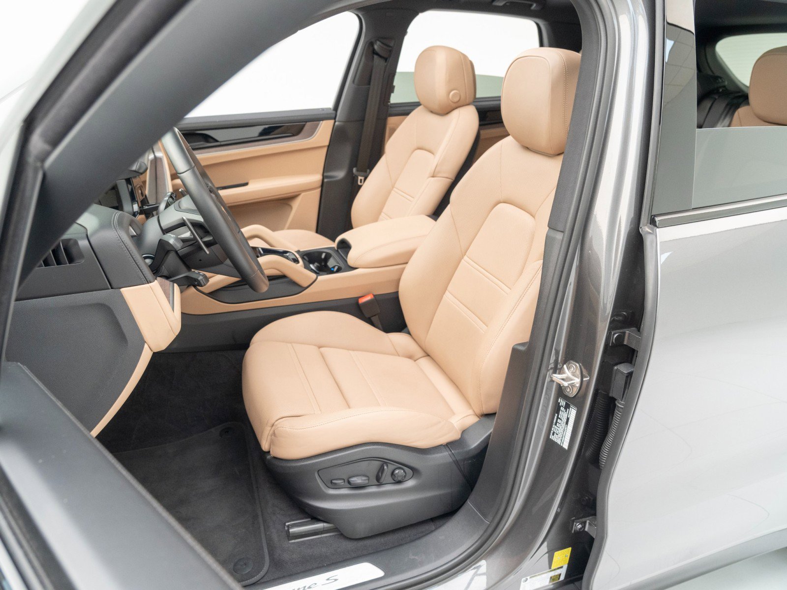 Certified 2025 Porsche Cayenne S image 5