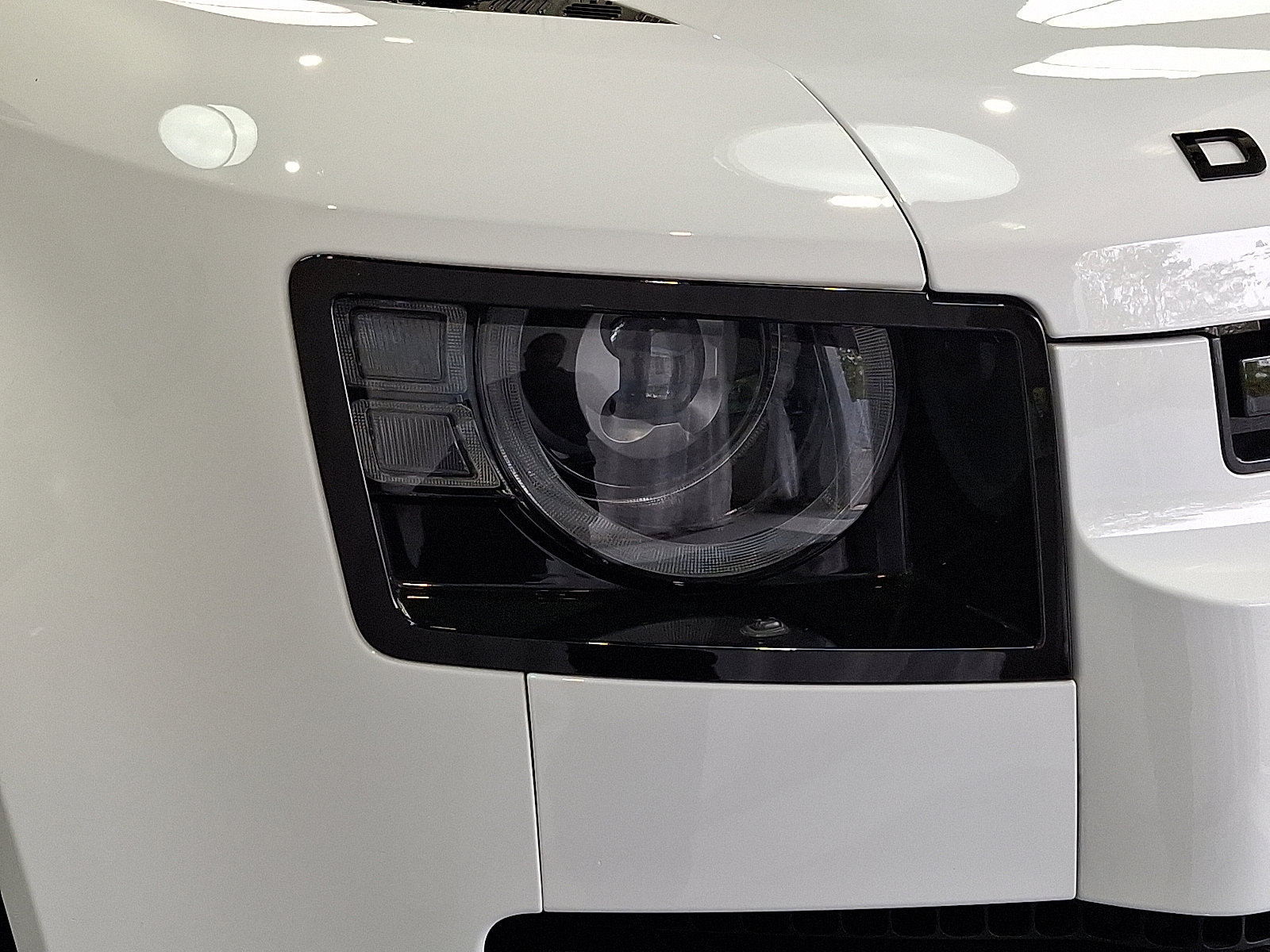 Certified 2023 Land Rover Defender 110 X-Dynamic SE image 9