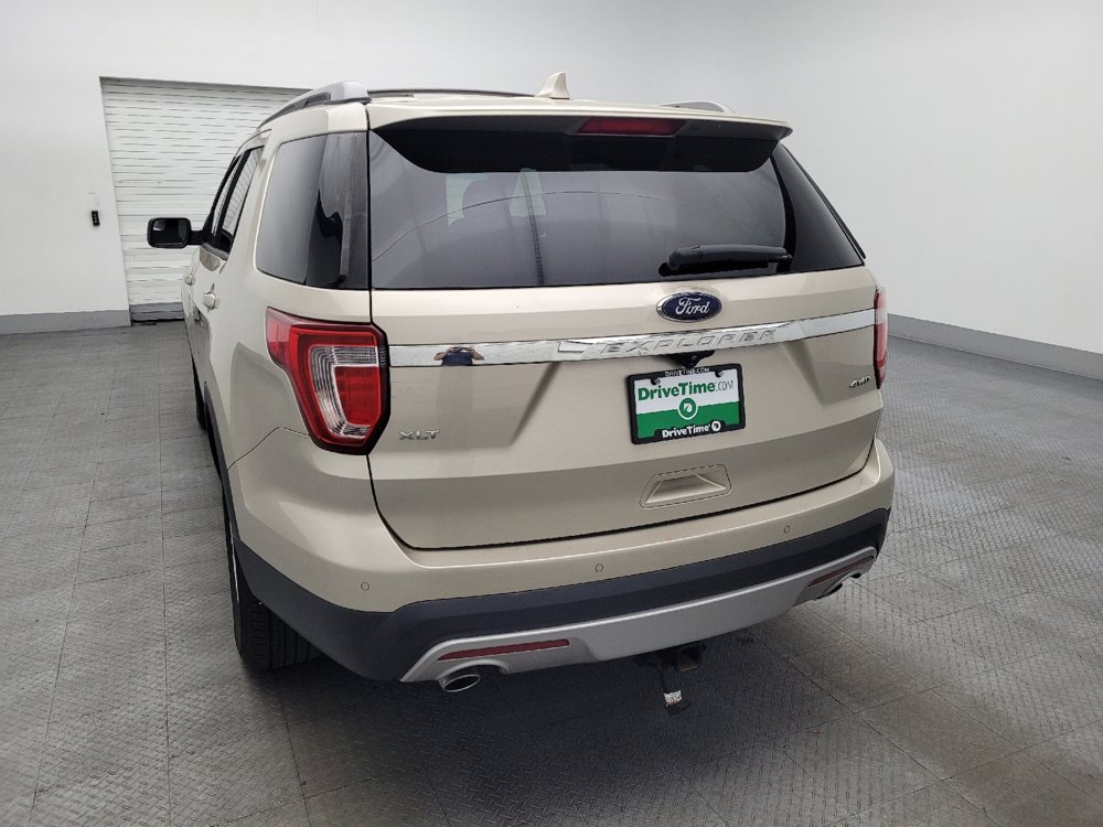 Used 2017 Ford Explorer XLT image 6