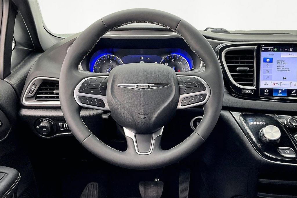 Used 2025 Chrysler Pacifica Select image 5