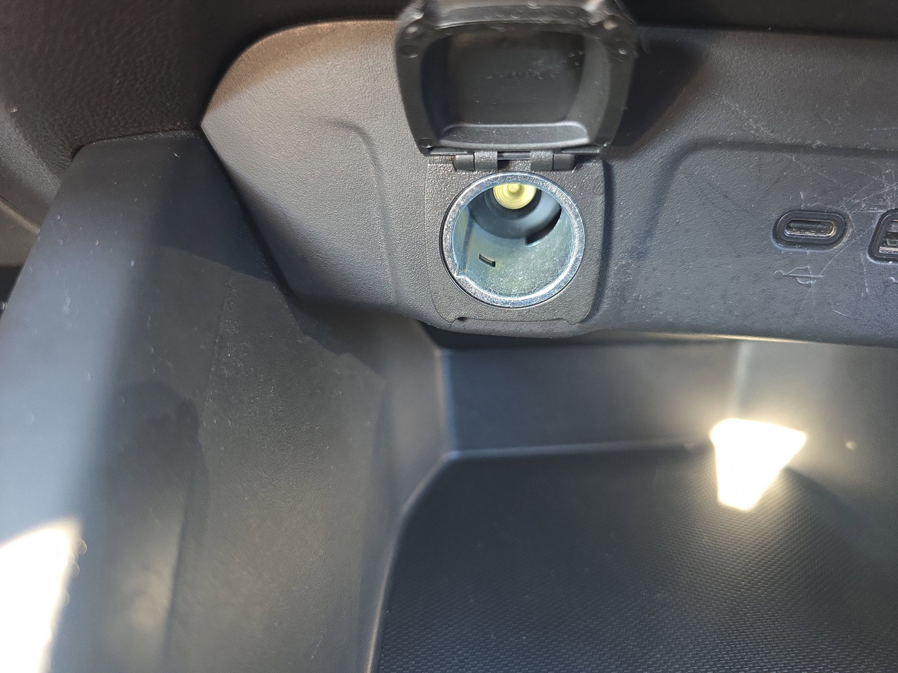 Used 2024 Chevrolet Trax RS w/ Sunroof Package FWD image 23