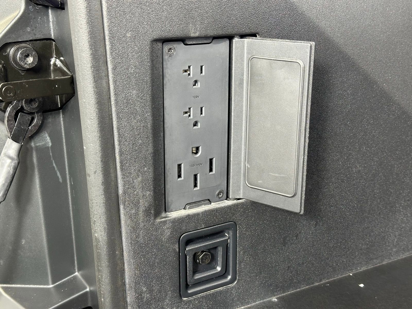 Used 2025 Tesla Cybertruck AWD Crew Cab image 34