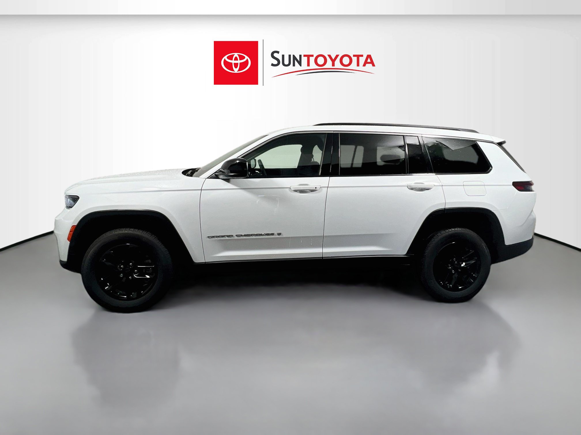 Used 2025 Jeep Grand Cherokee L Laredo RWD image 7