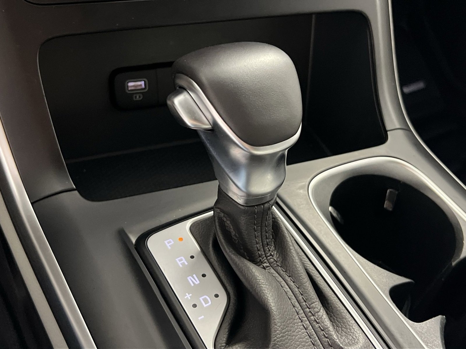 Used 2022 Kia Carnival LX FWD image 23
