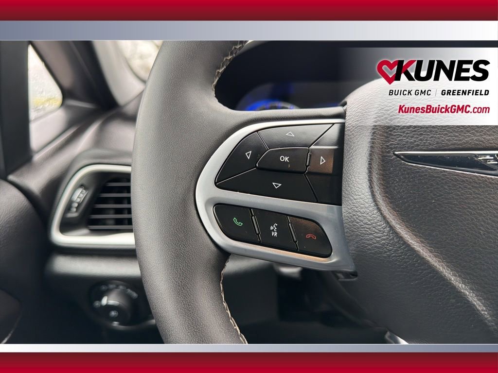 Used 2025 Chrysler Pacifica Select image 22