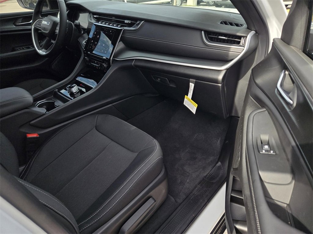 New 2025 Jeep Grand Cherokee L Laredo image 8