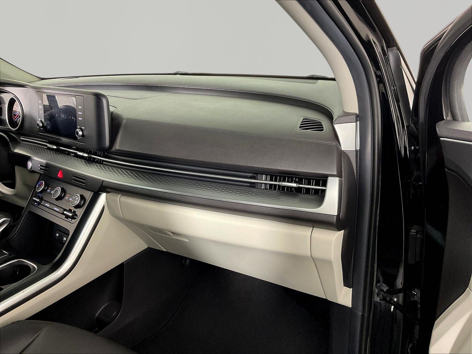 Used 2023 Kia Carnival LX FWD image 27