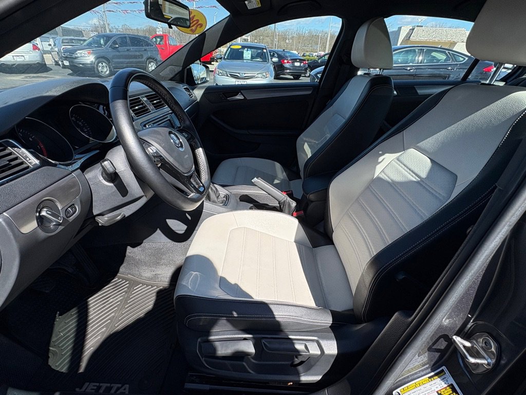 Used 2016 Volkswagen Jetta Sport image 9