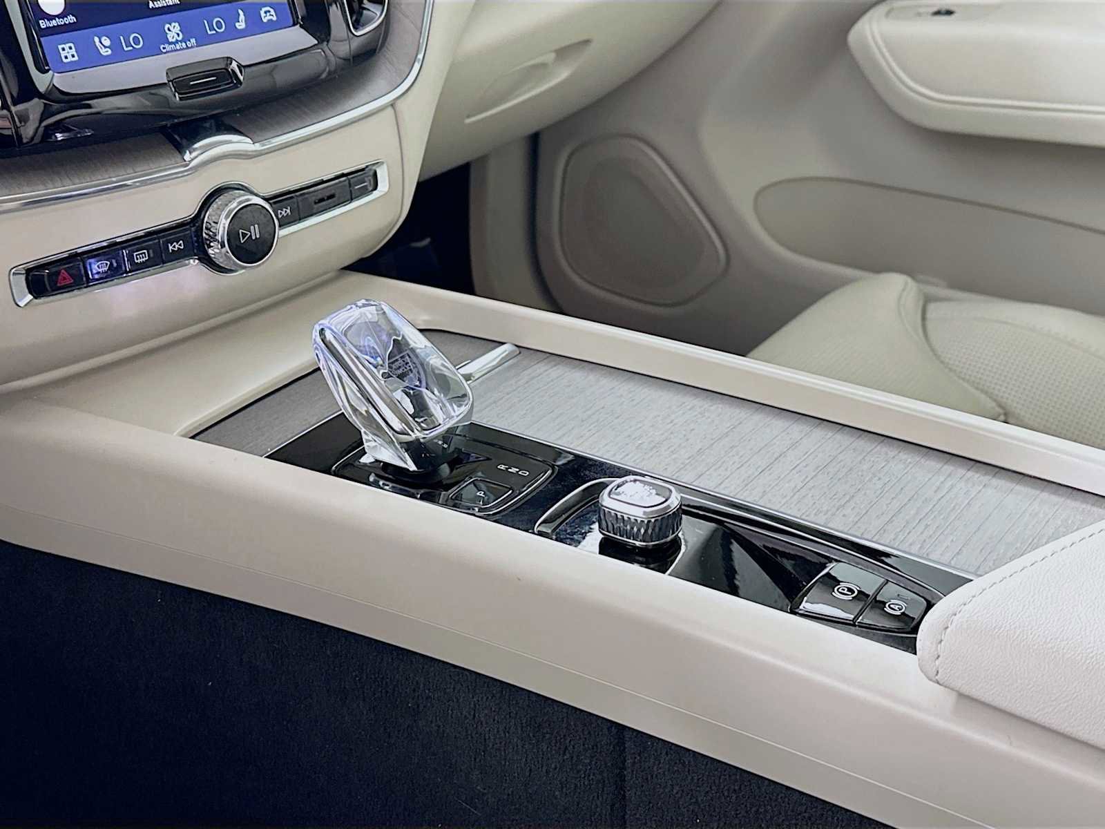 Used 2023 Volvo XC60 B5 Ultimate w/ Climate Package FWD image 16