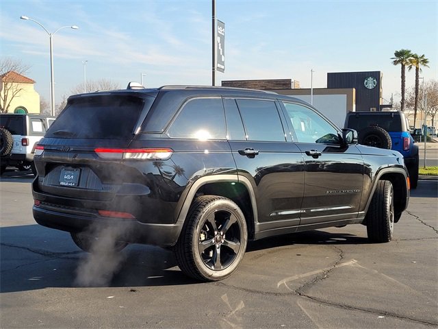 Used 2023 Jeep Grand Cherokee Limited w/ Black Appearance Package image 5