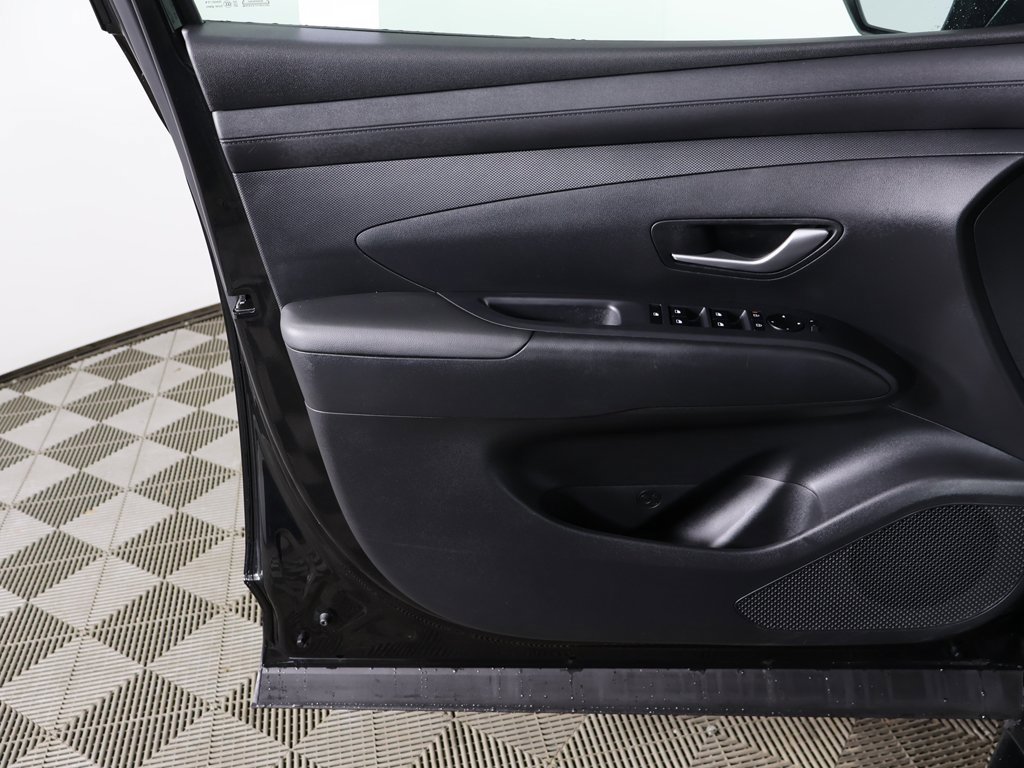 Certified 2025 Hyundai Tucson SE image 18