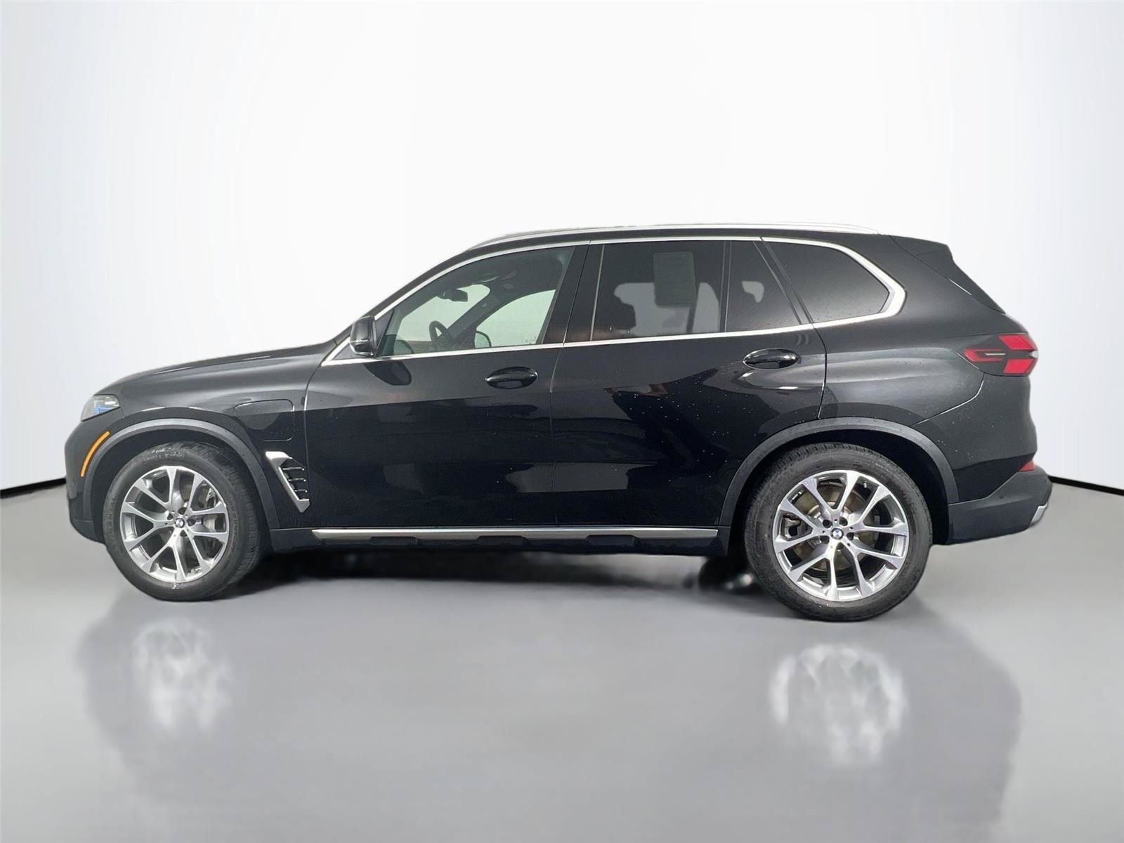 Used 2026 BMW X5 xDrive50e w/ Climate Comfort Package AWD/4WD image 3
