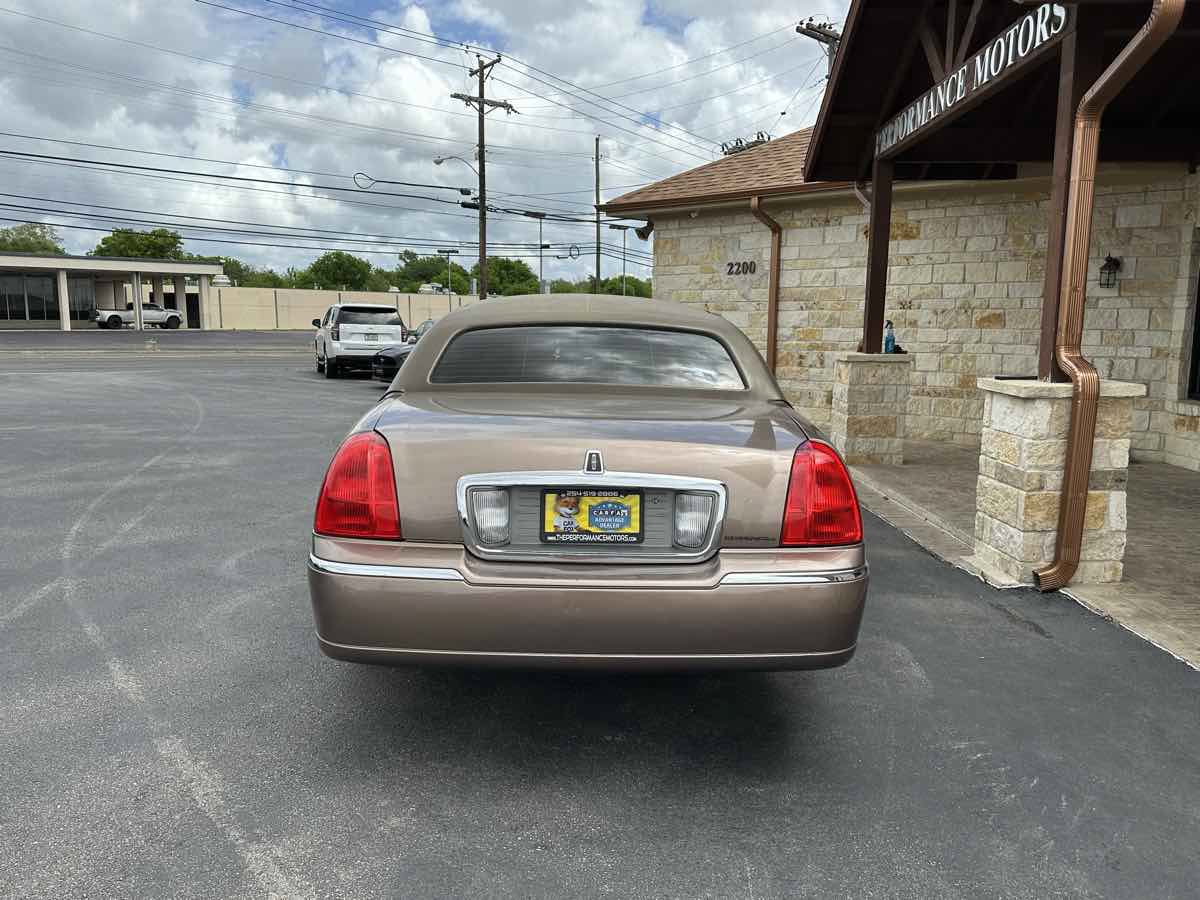 Used 2010 Lincoln Town Car Executive RWD image 3