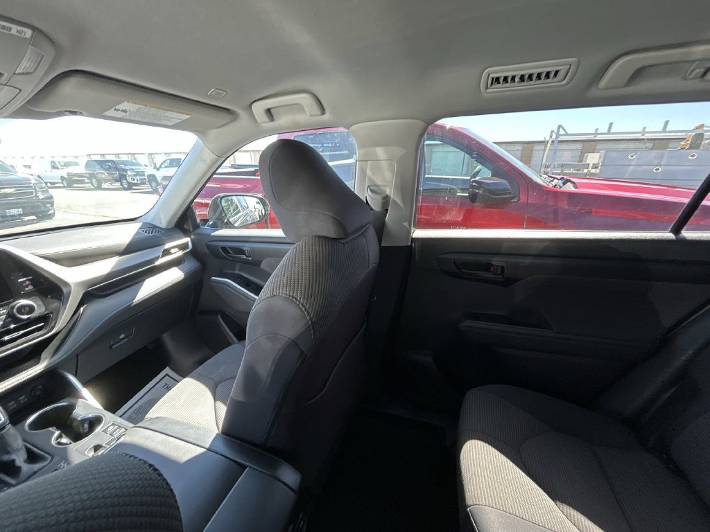 Used 2025 Toyota Highlander LE AWD/4WD image 3