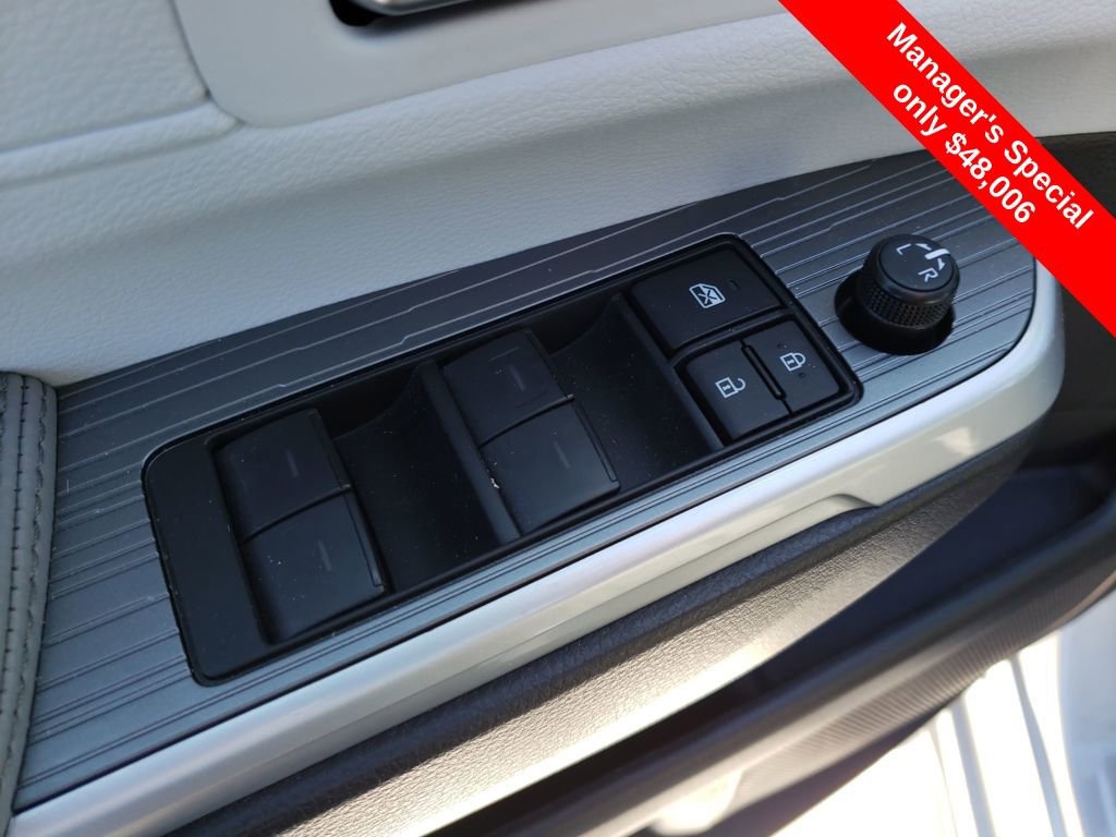 Used 2025 Toyota Sienna XLE image 11