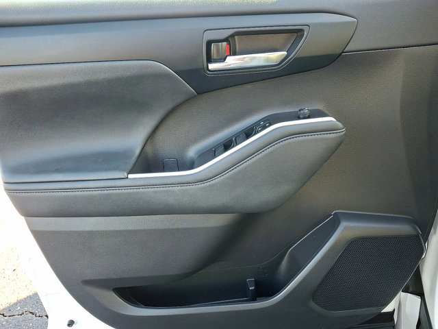 Used 2023 Toyota Highlander XLE image 12