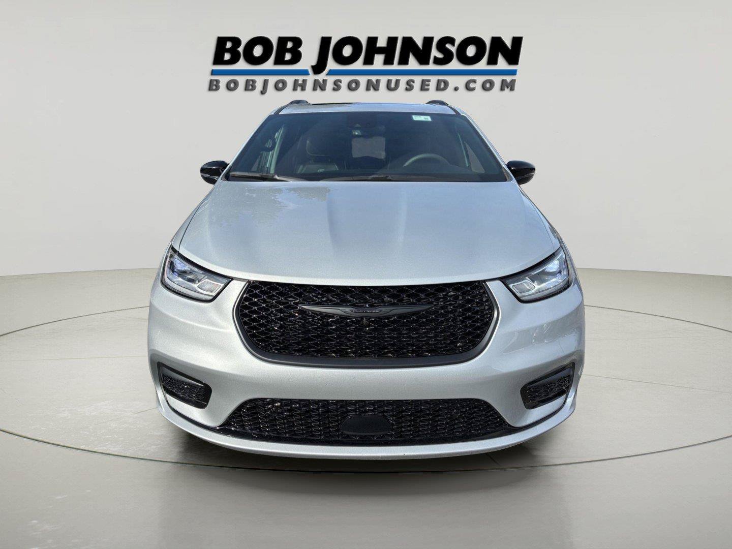 Used 2024 Chrysler Pacifica Premium FWD image 2