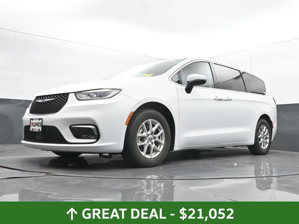 Used 2023 Chrysler Pacifica Touring-L FWD image 46