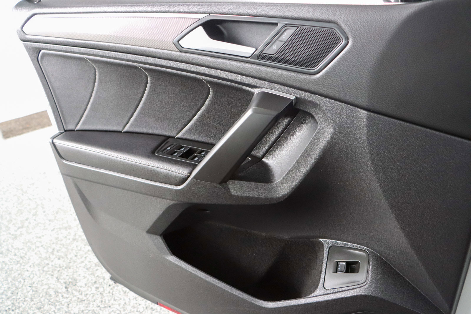 Used 2024 Volkswagen Tiguan SE R-Line FWD image 22