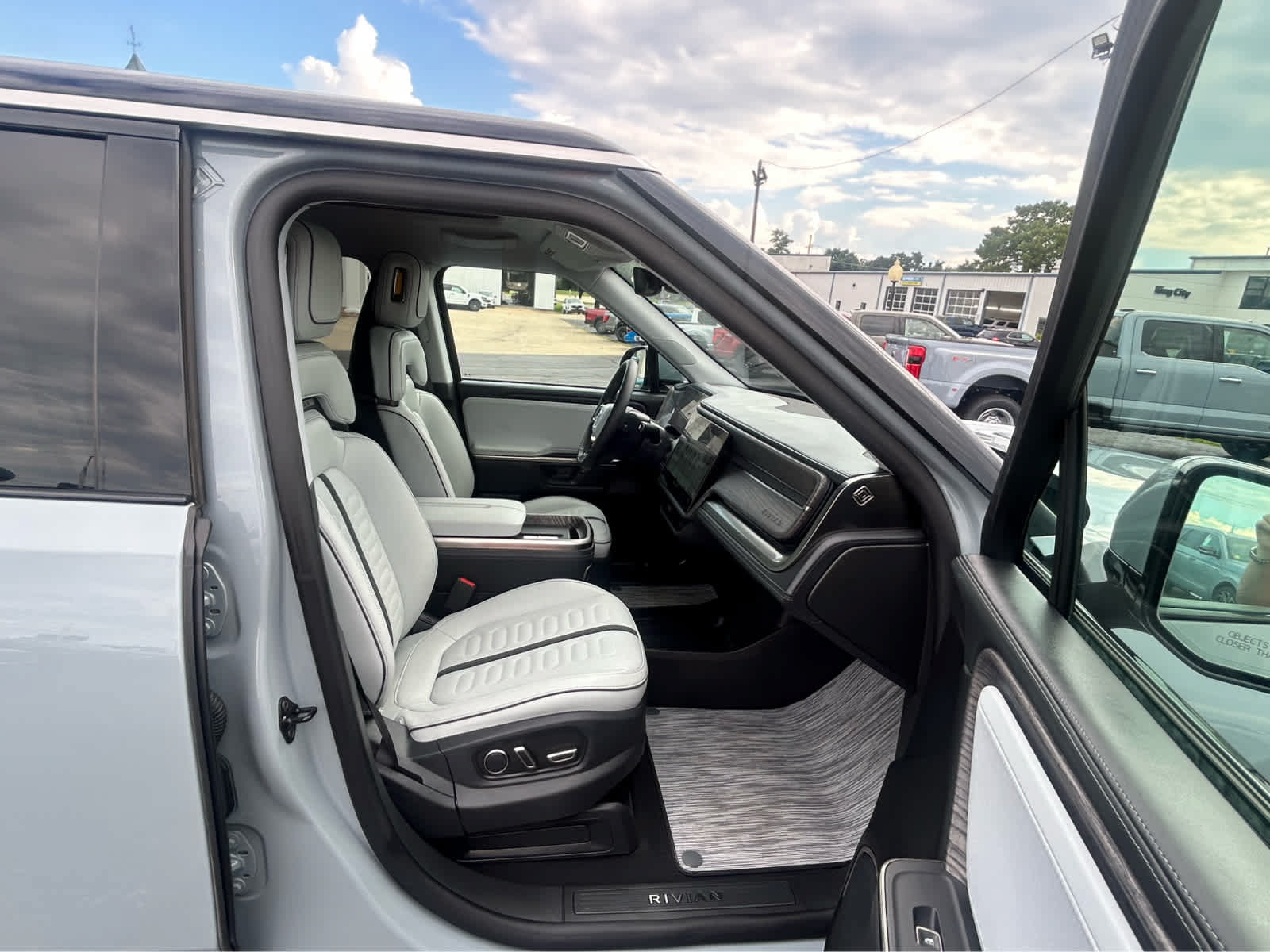 Used 2026 Rivian R1S Adventure AWD/4WD image 34