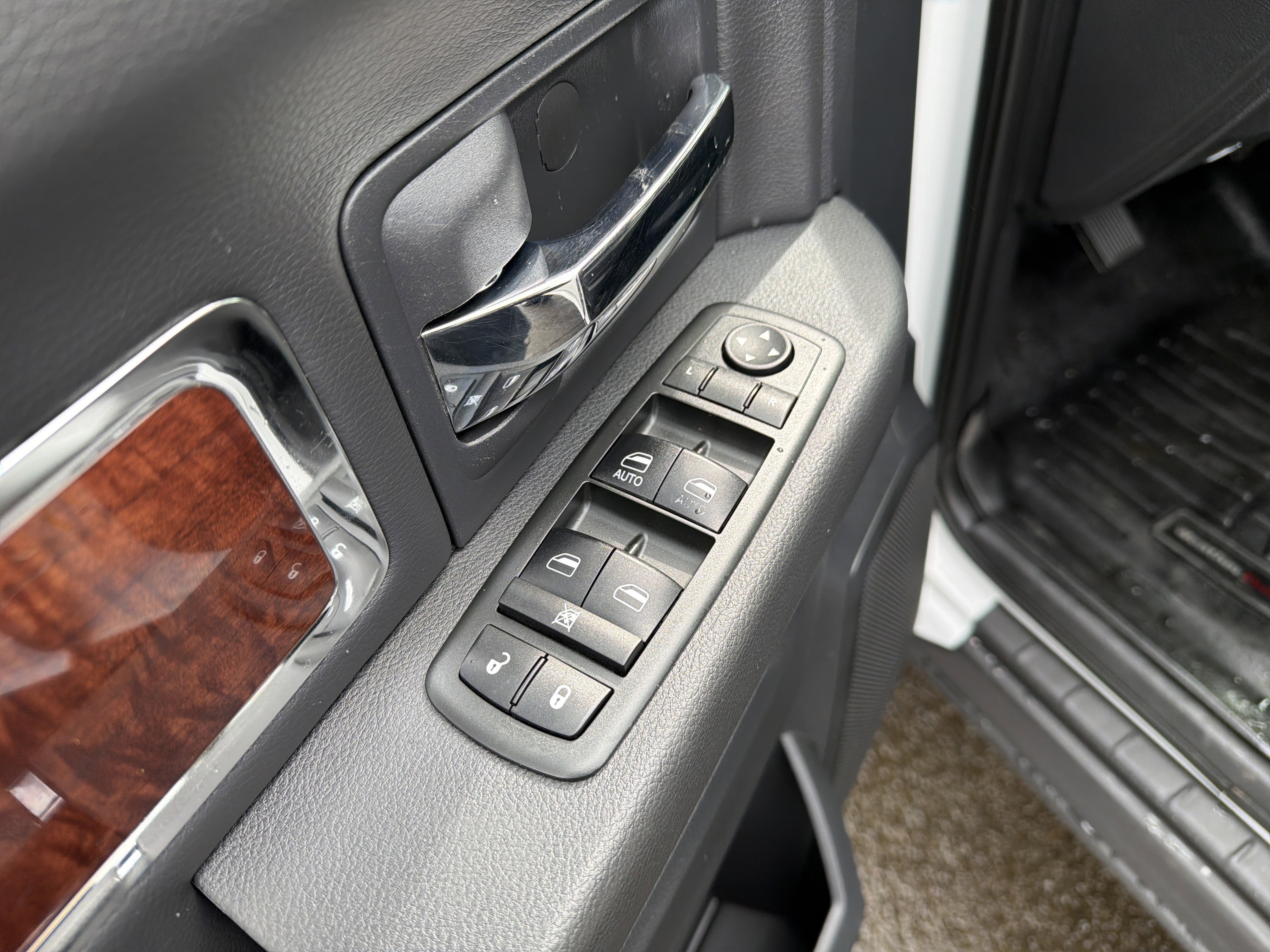 Used 2012 RAM 2500 Laramie w/ Chrome Accents Group image 15