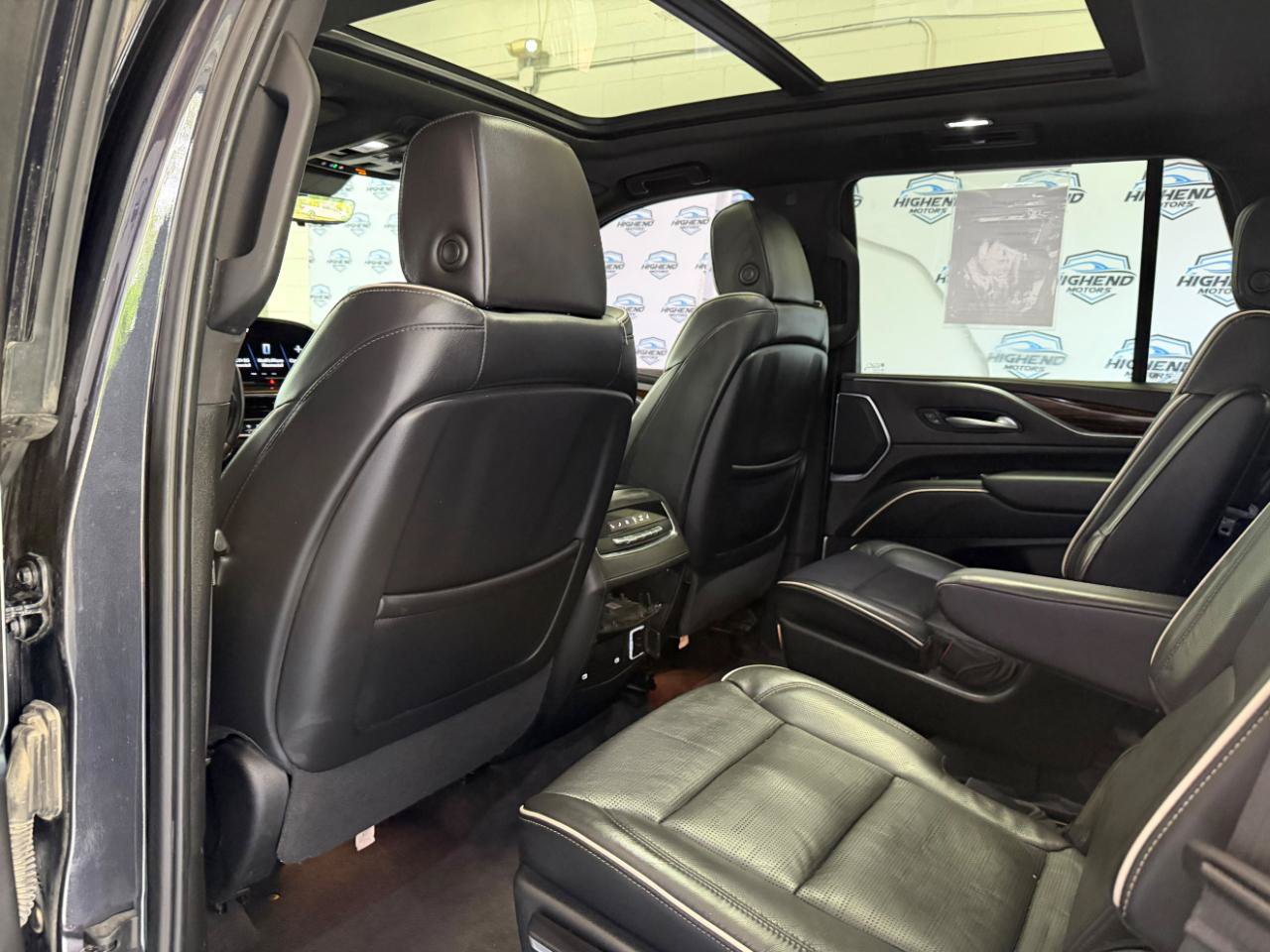 Used 2023 Cadillac Escalade Premium Luxury AWD/4WD image 17