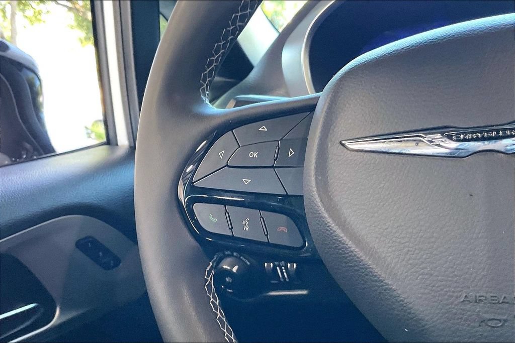 Used 2025 Chrysler Pacifica Limited FWD image 8