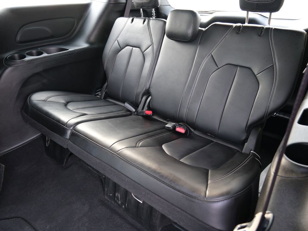 Used 2025 Chrysler Pacifica Select image 28