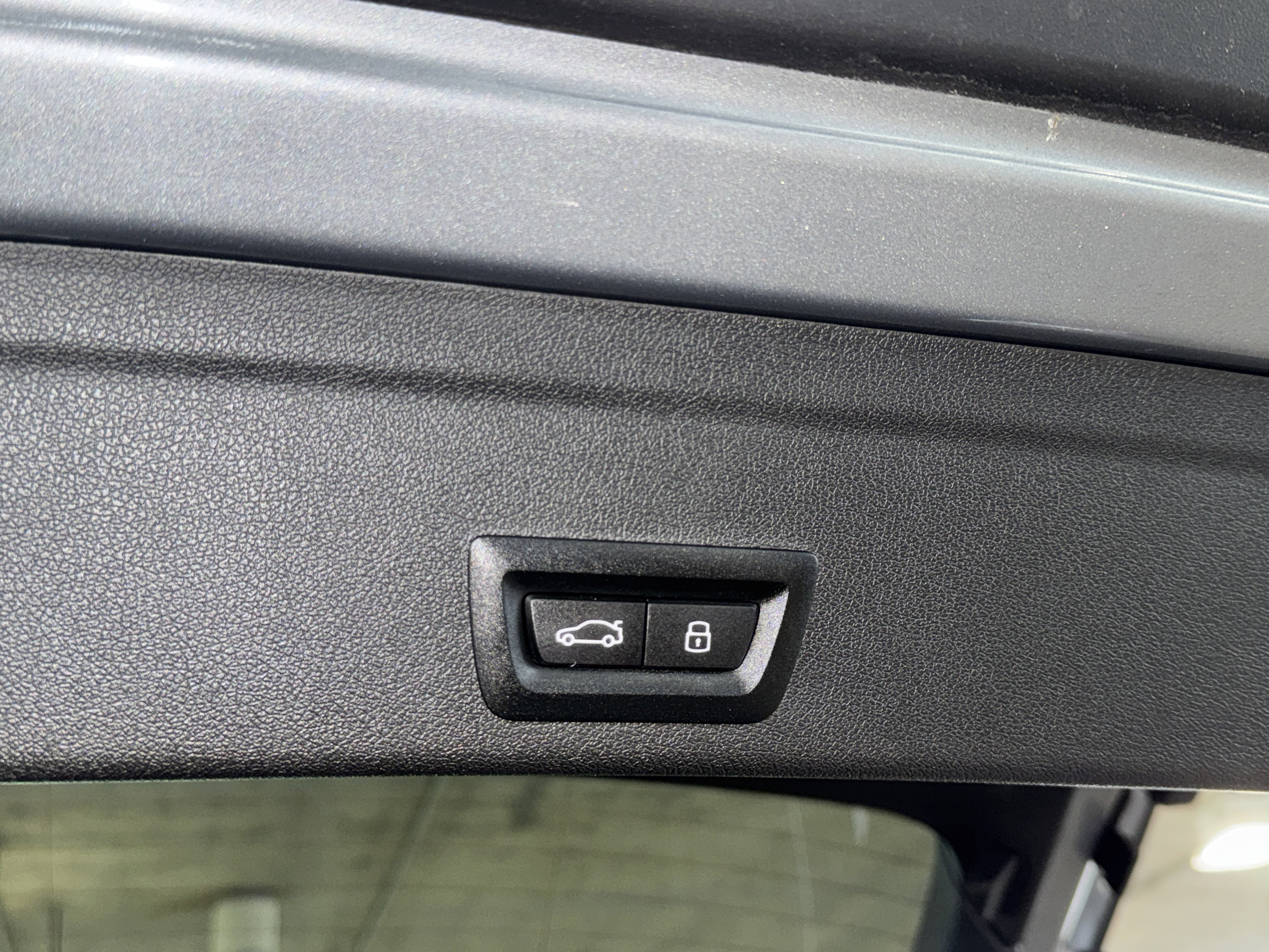 Used 2025 BMW X6 xDrive40i w/ Climate Comfort Package image 14