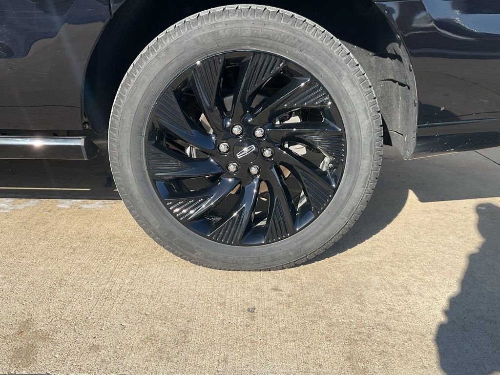 Used 2025 Lincoln Navigator L Reserve w/ Jet Appearance Package image 6