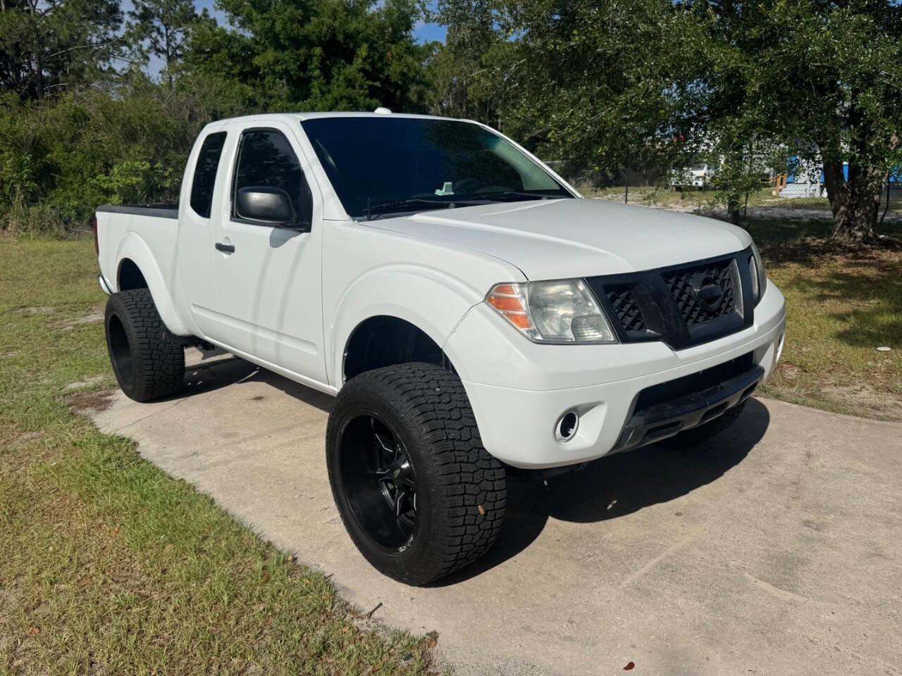 Used 2018 Nissan Frontier SV RWD image 2
