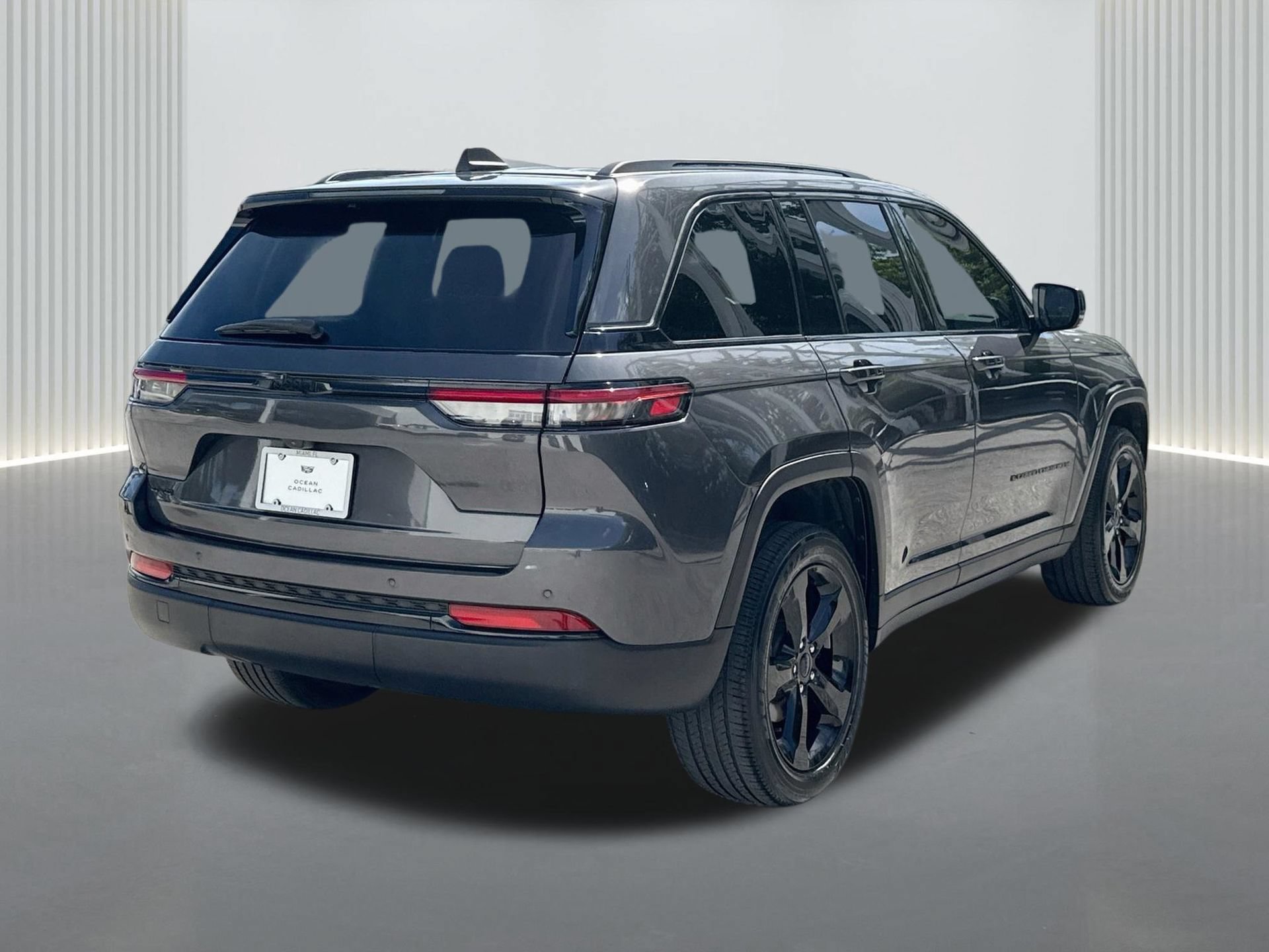 Used 2024 Jeep Grand Cherokee Altitude AWD/4WD image 5