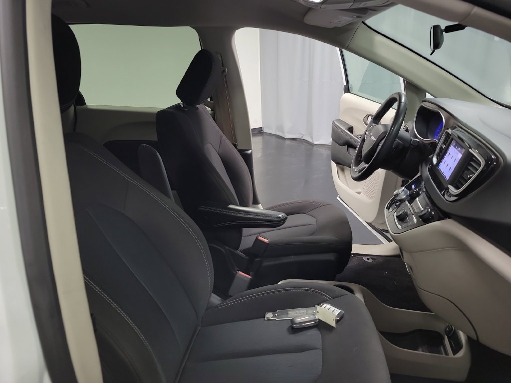 Used 2022 Chrysler Voyager LX FWD image 34