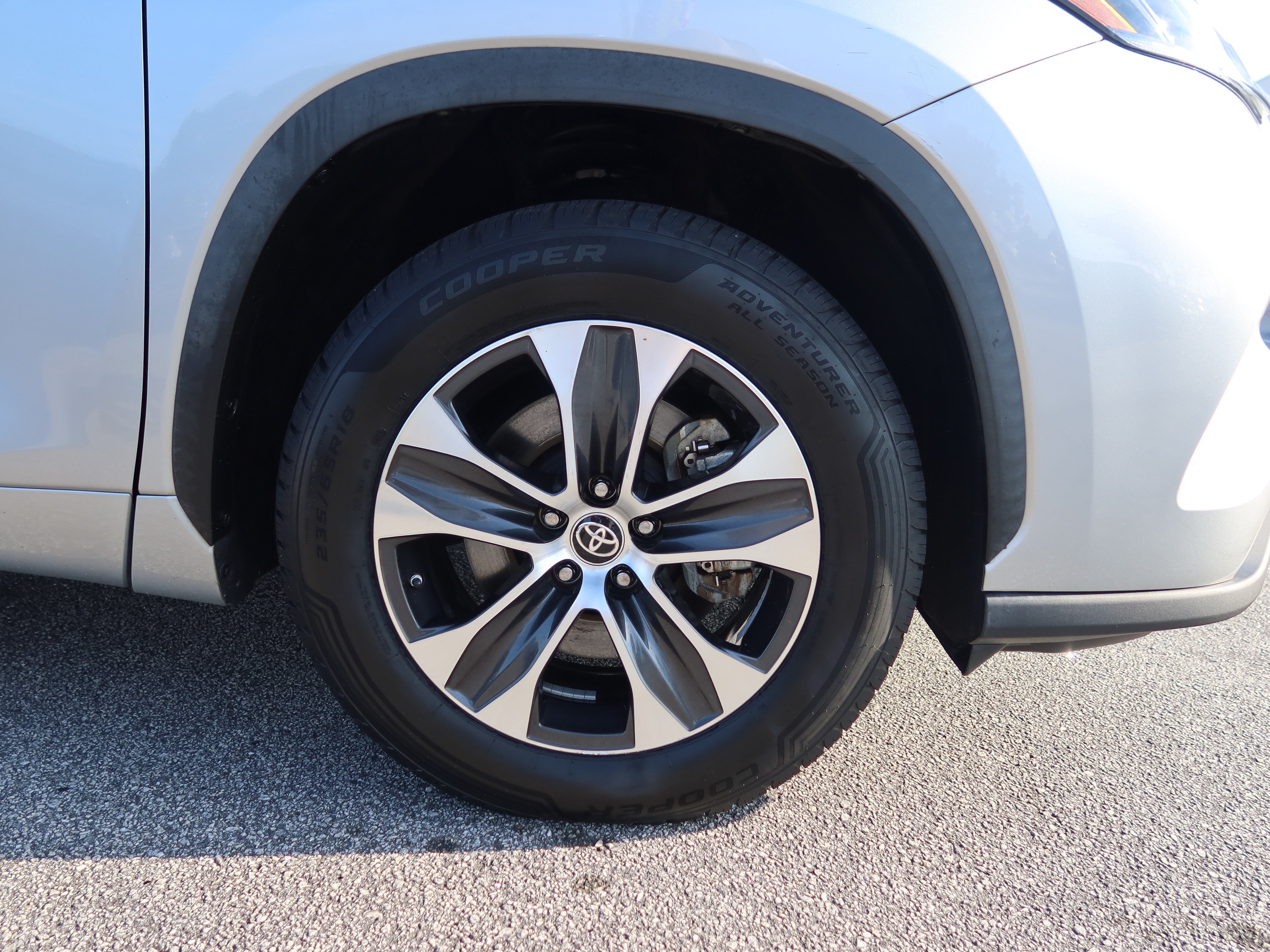 Used 2021 Toyota Highlander XLE FWD image 11