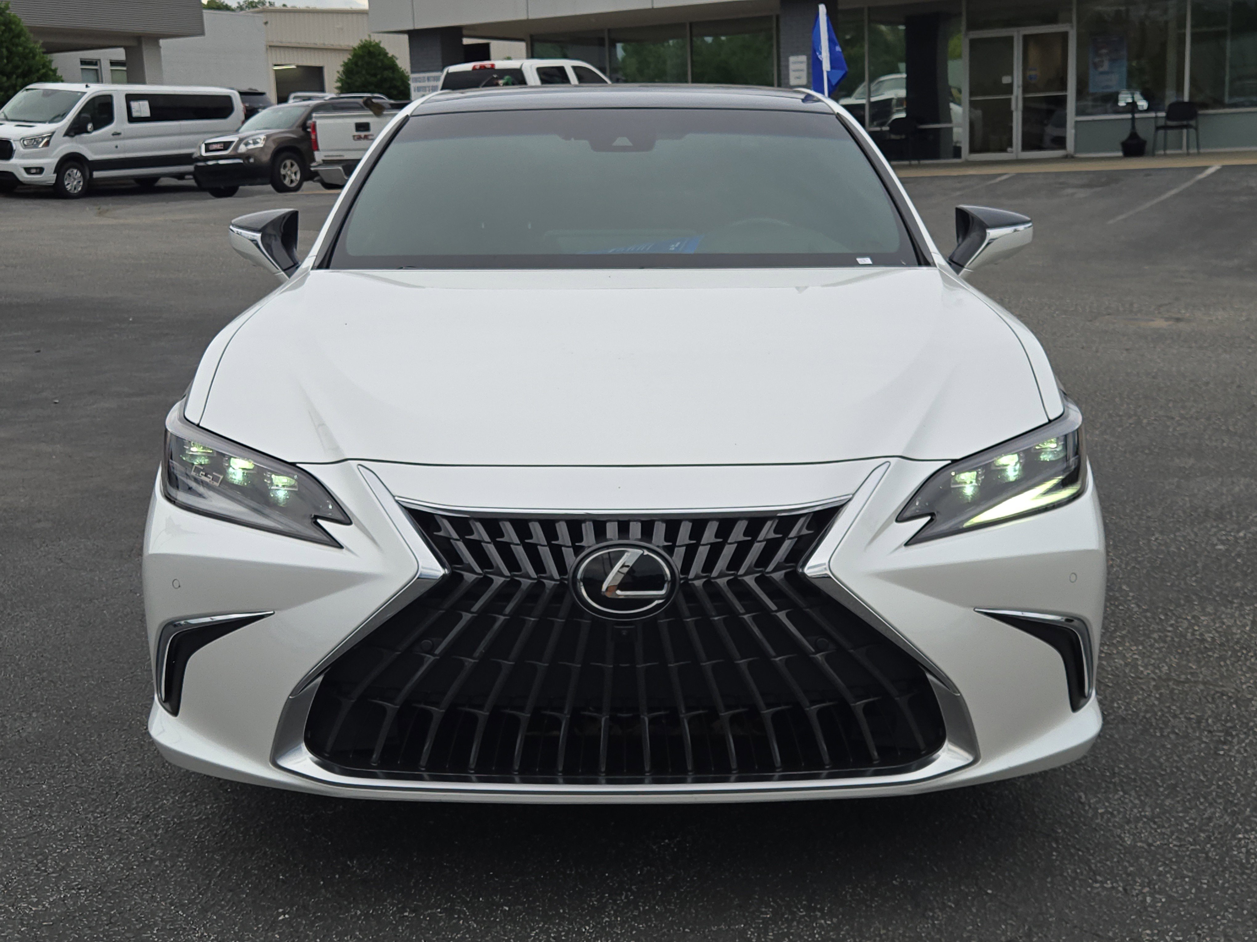 Used 2024 Lexus ES 350 Ultra Luxury w/ Accessory Package (Z2) FWD image 3