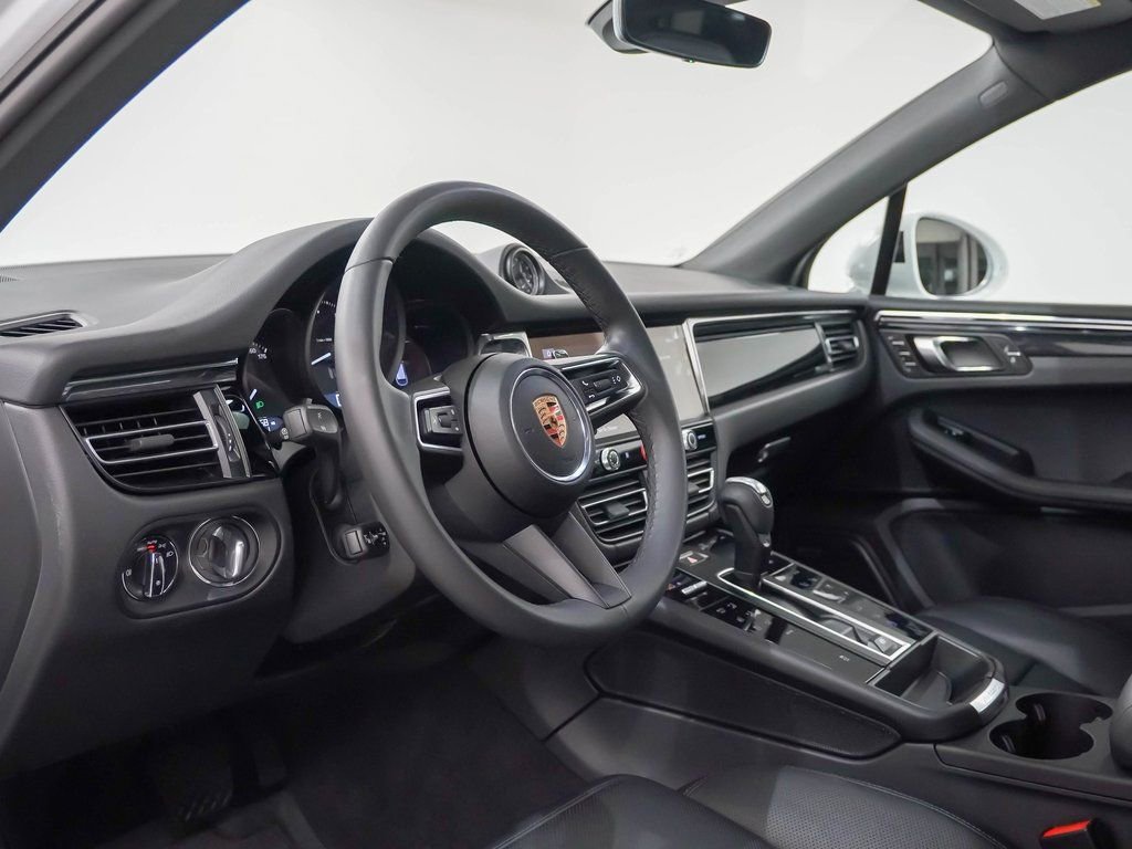 Certified 2025 Porsche Macan image 4