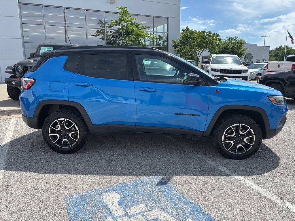 Used 2025 Jeep Compass Trailhawk AWD/4WD image 29