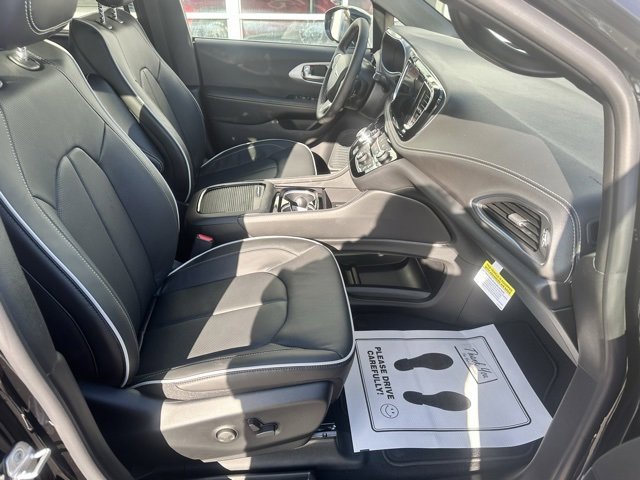 New 2026 Chrysler Pacifica Limited image 14