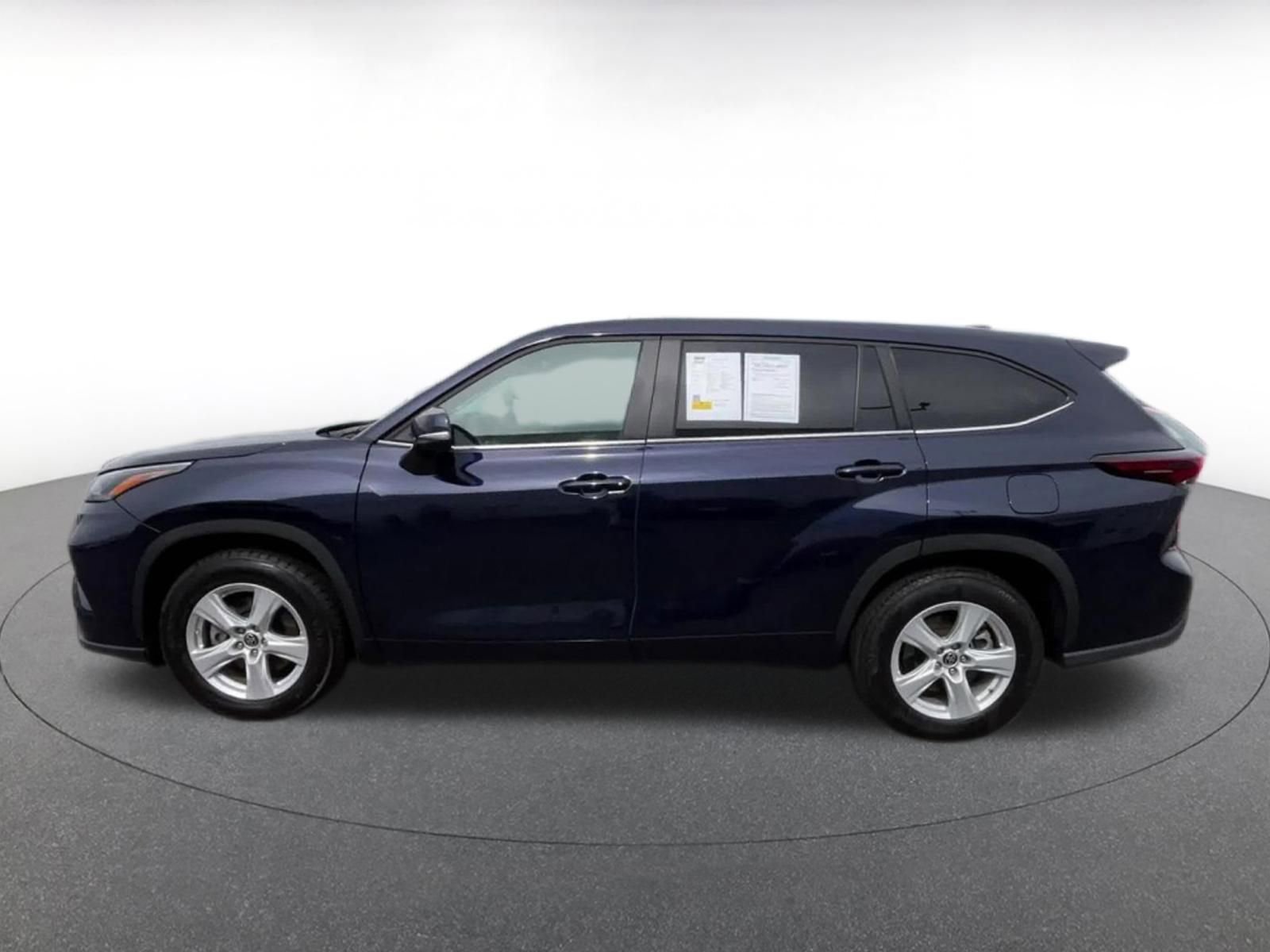 Used 2025 Toyota Highlander LE FWD image 7