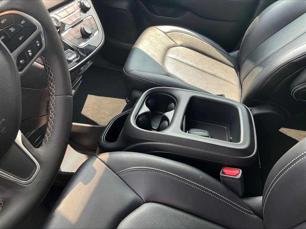 Used 2025 Chrysler Pacifica Select FWD image 18